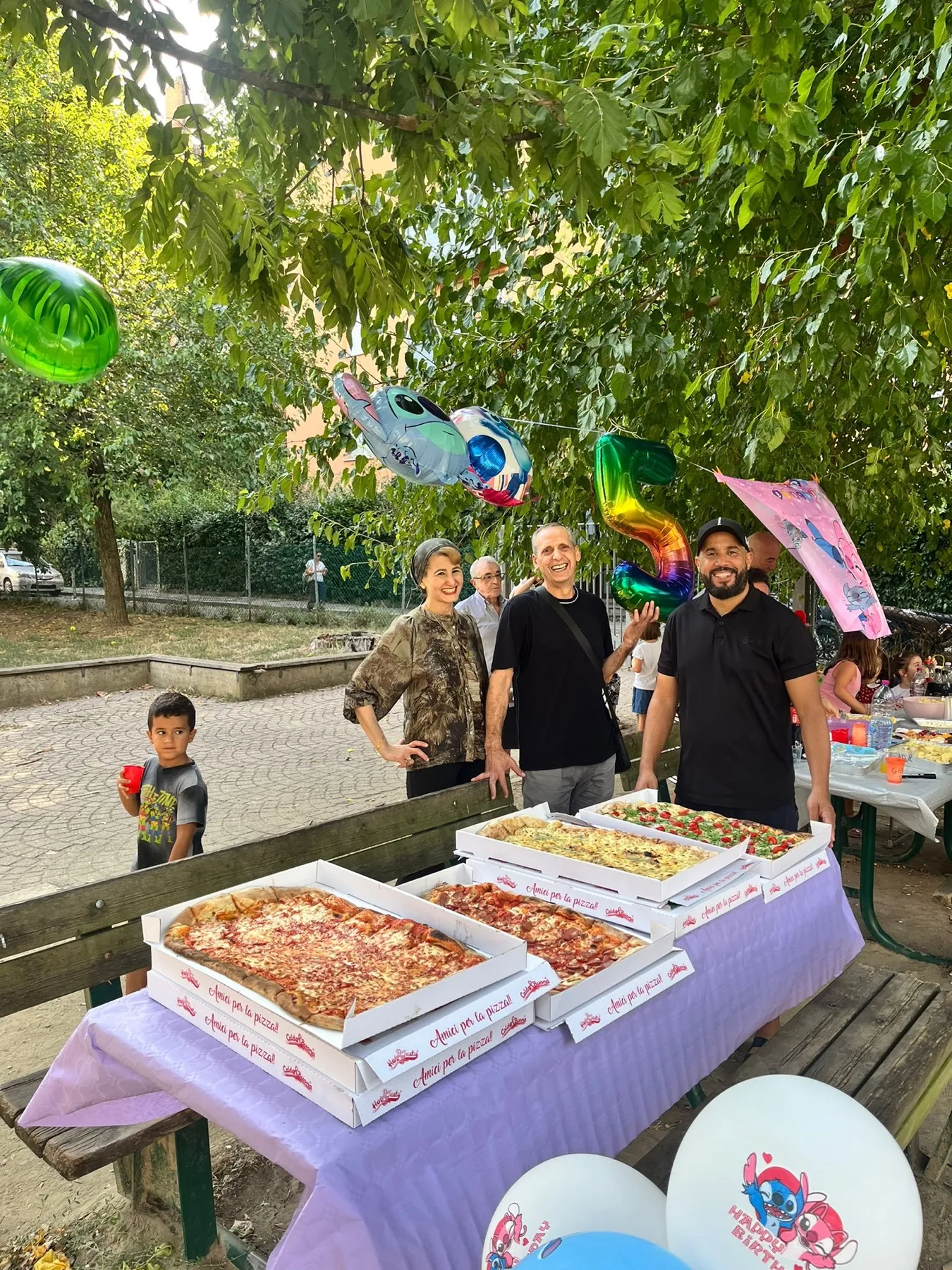 Cartoni di pizza Pizza Chicco su un tavolo a una festa di compleanno al parco