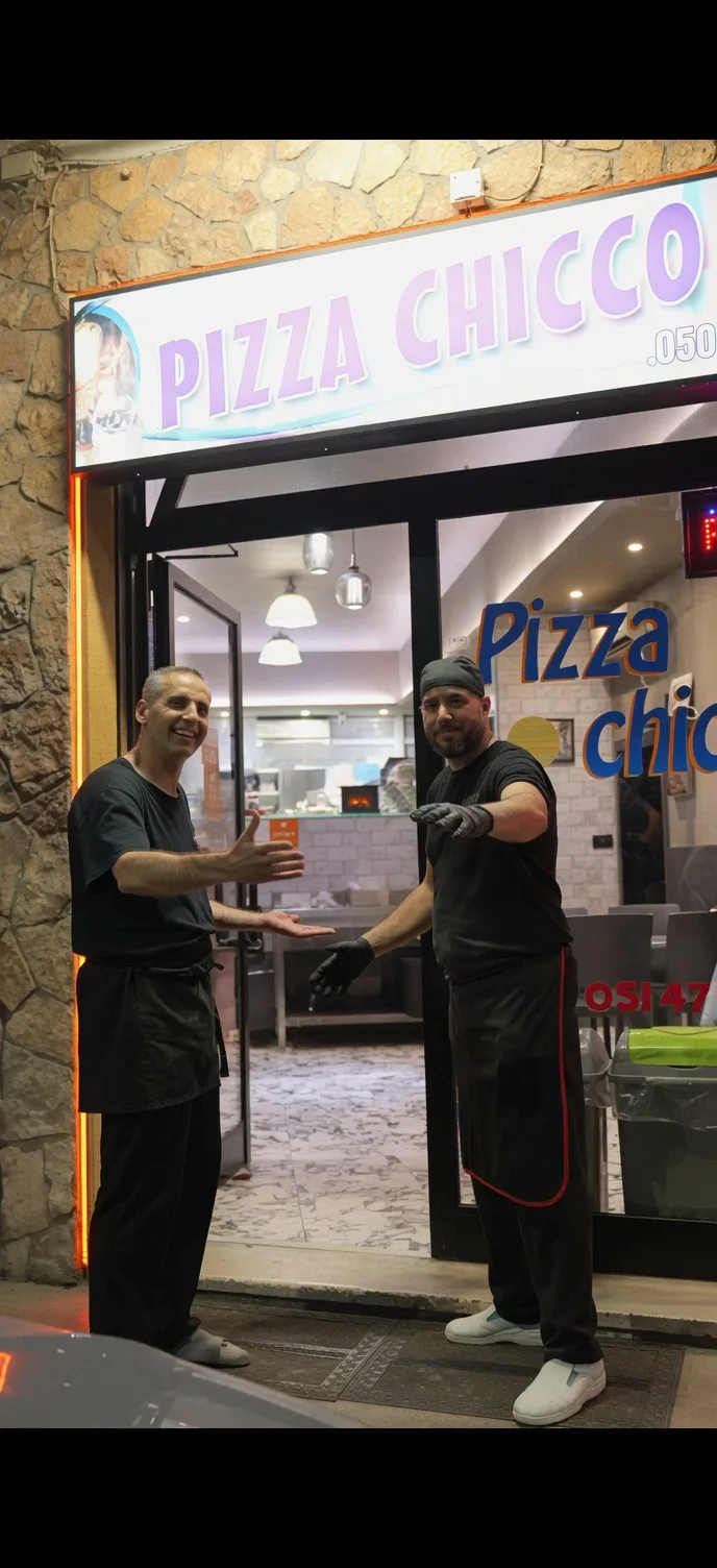 I pizzaioli di Pizza Chicco all'ingresso della pizzeria da asporto in via della Foscherara a Bologna