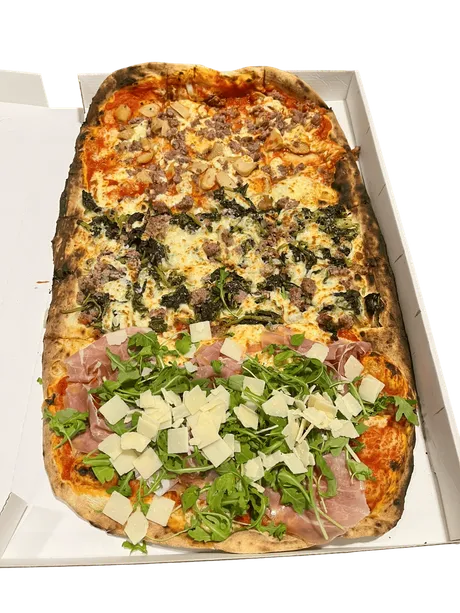 Pizza al metro mista di Pizza Chicco Bologna con salsiccia e funghi, friarielli, crudo e rucola: la specialità della pizzeria in zona Savena