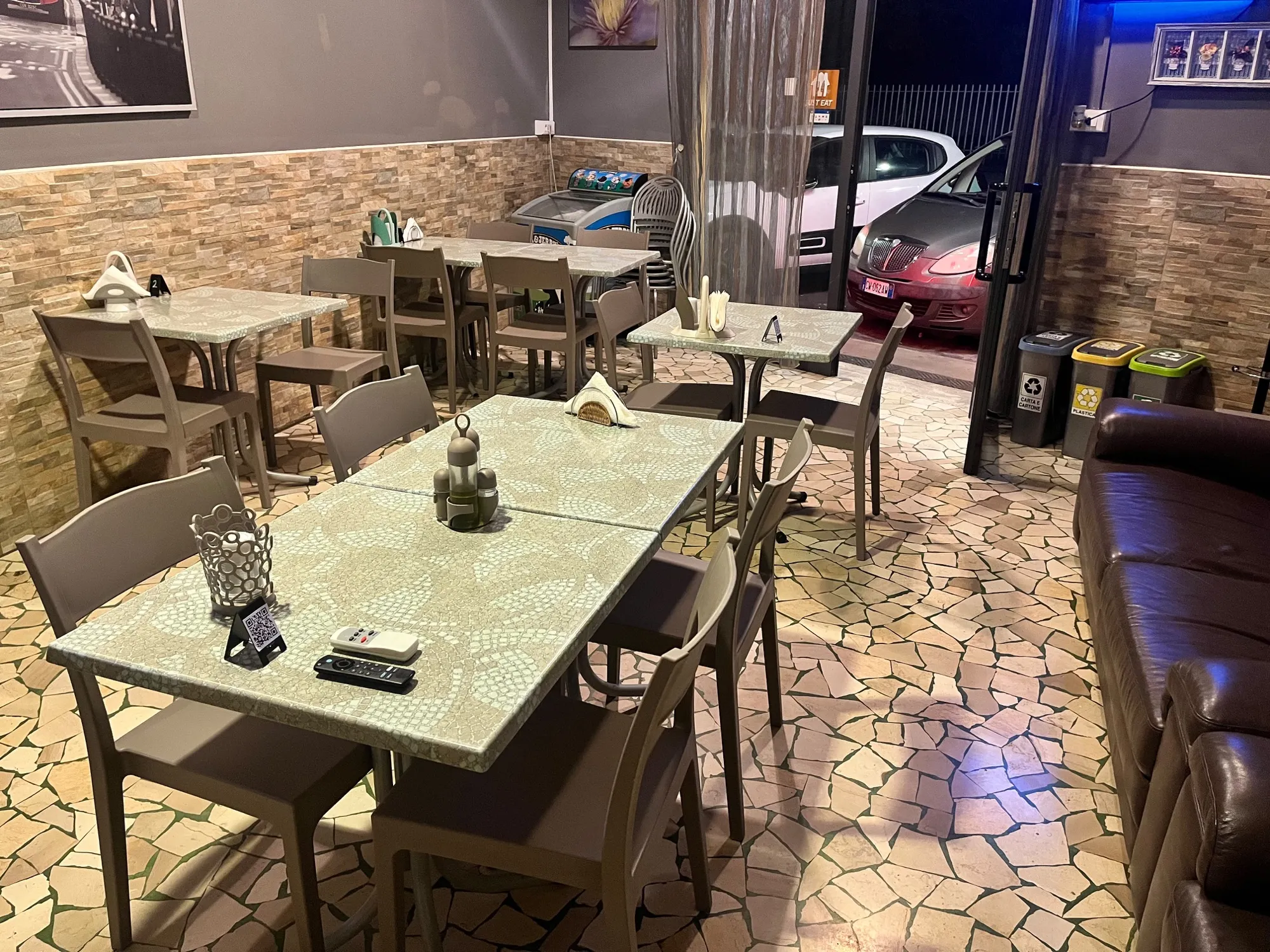 La sala di Pizza Chicco con i tavoli apparecchiati