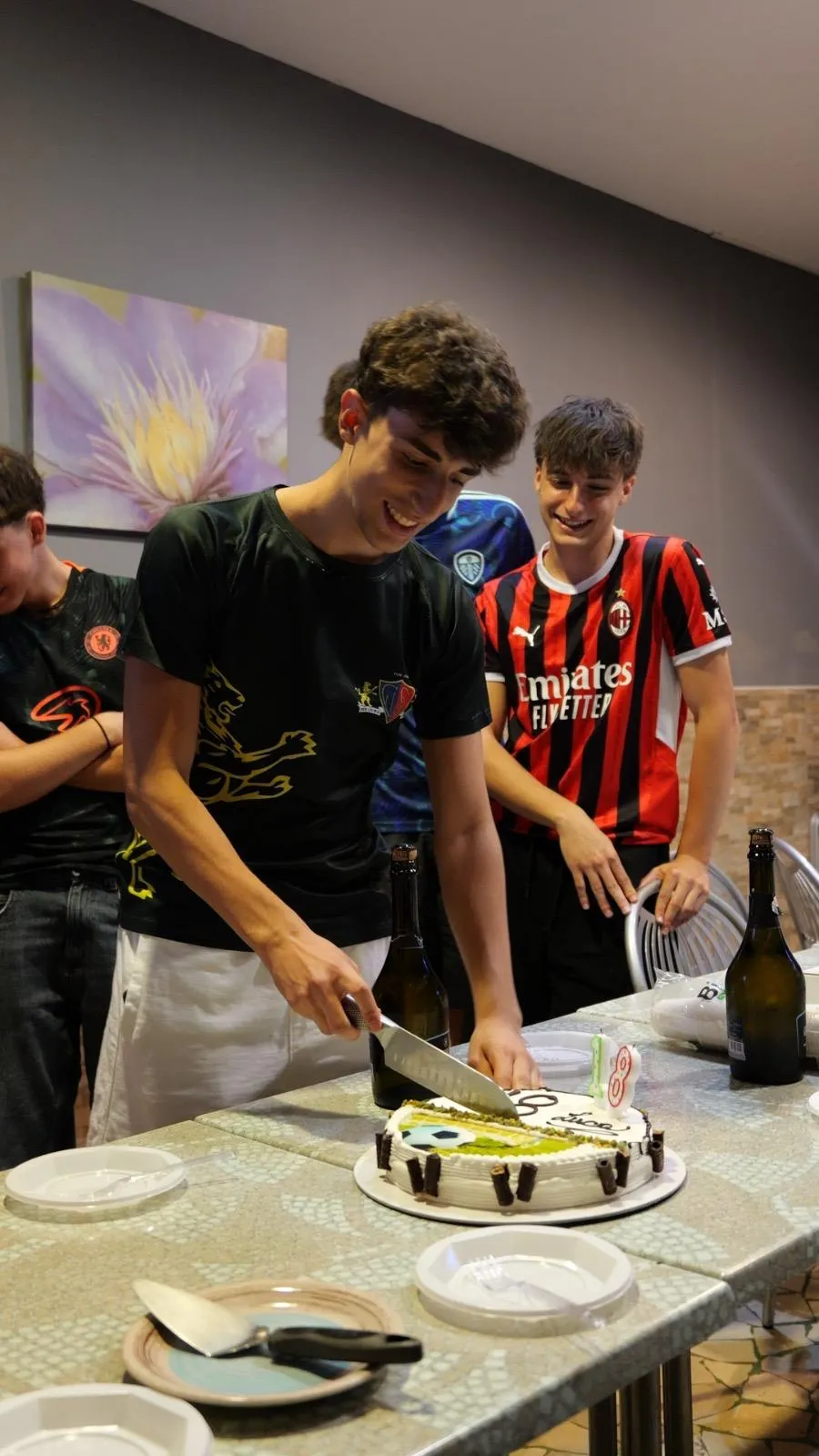 Taglio della torta a una festa di compleanno nella sala di Pizza Chicco